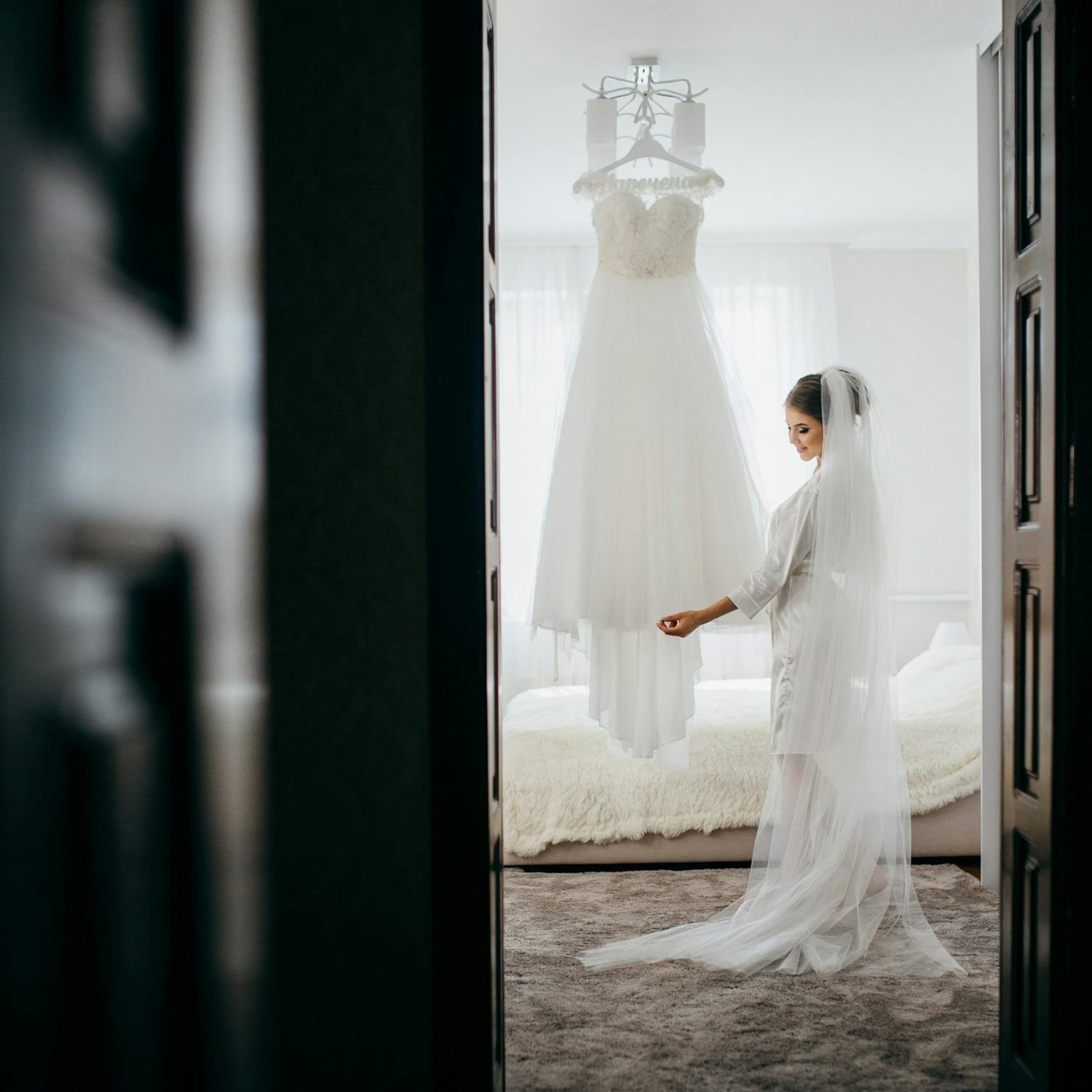 shutterstock 1418728829 3ygahawip cctsus9xdczq Brud som gjør seg klar for bryllup